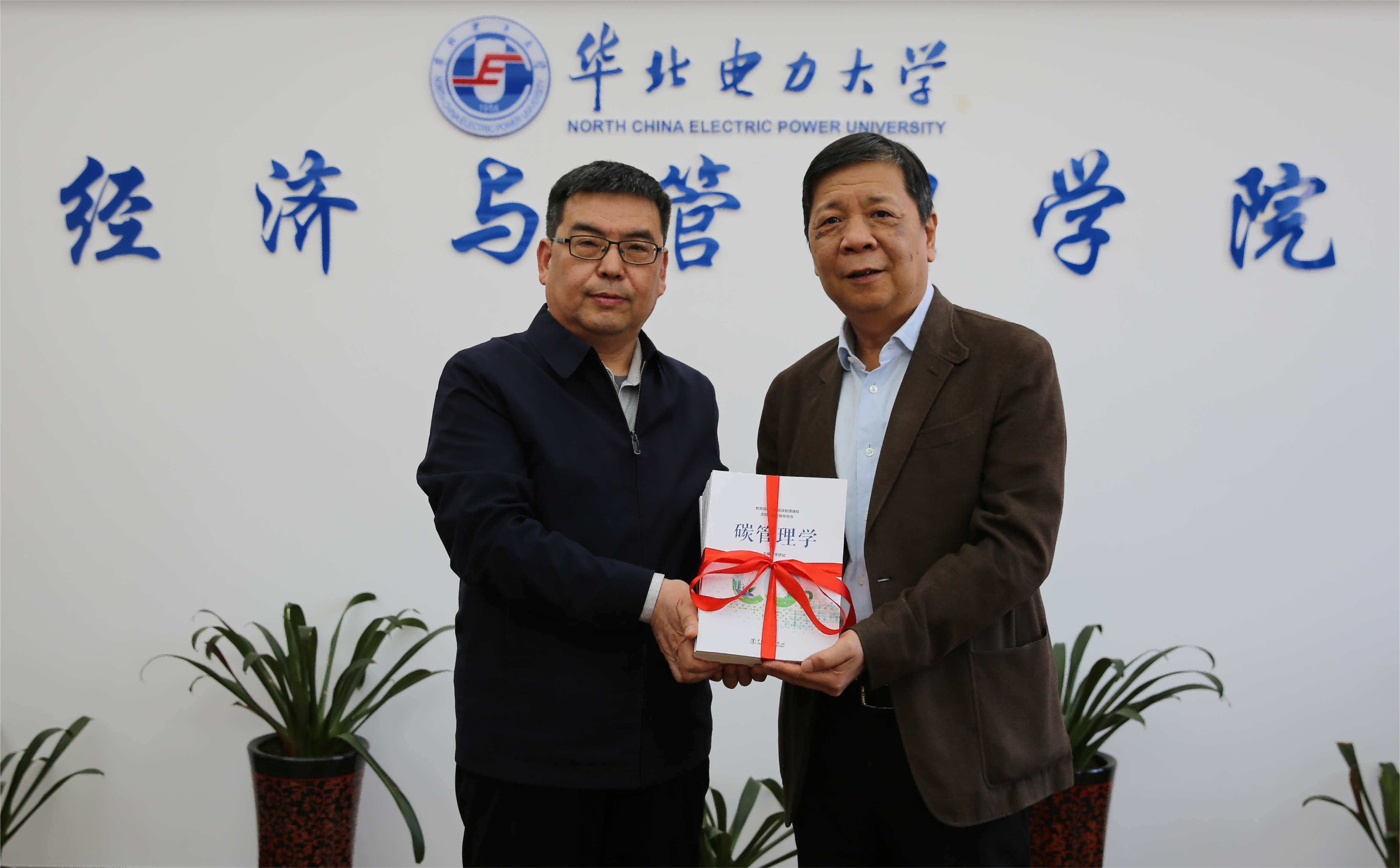 赠书仪式1(1).png